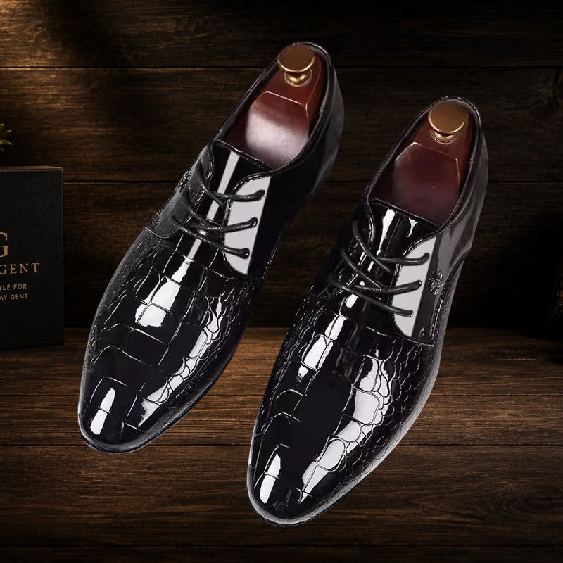 Daily Gent black patent leather pointed toe Oxford shoes with crocodile embossed texture. Classic lace-up formal shoes.